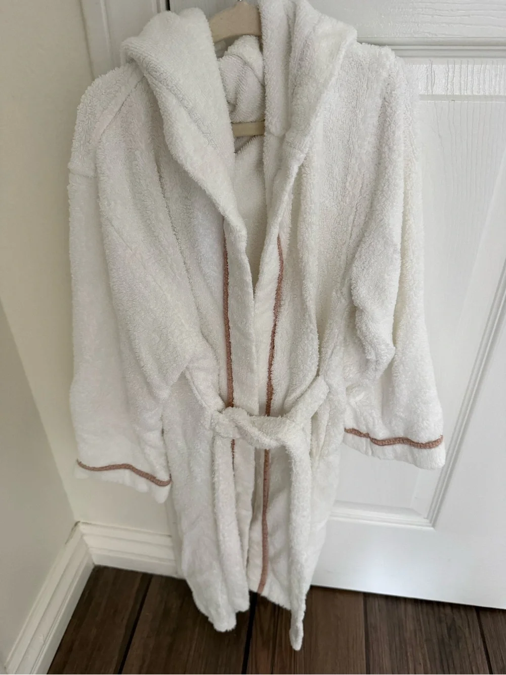 Plush White Hooded Bathrobe with Contrast Trim kids 8-9yrs